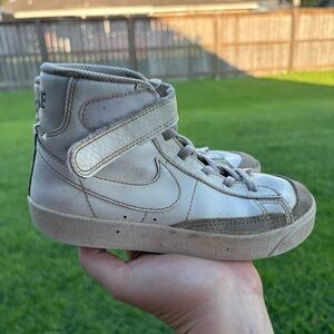 Nike Blazer Mid 77 Girls 13C in white FUC to discoloring and sides need glued